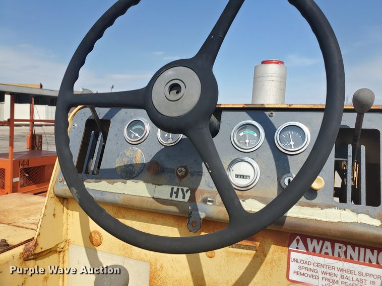 image for item IX9872 Hyster C530A  pneumatic roller