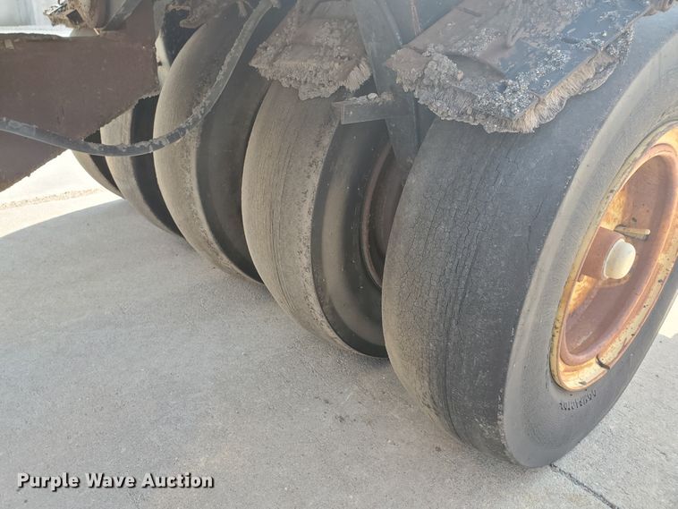 image for item IX9872 Hyster C530A  pneumatic roller