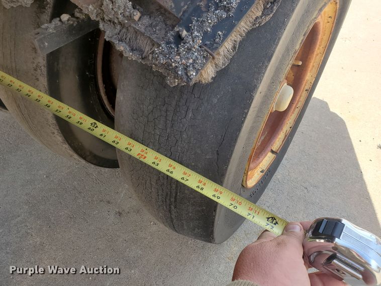 image for item IX9872 Hyster C530A  pneumatic roller