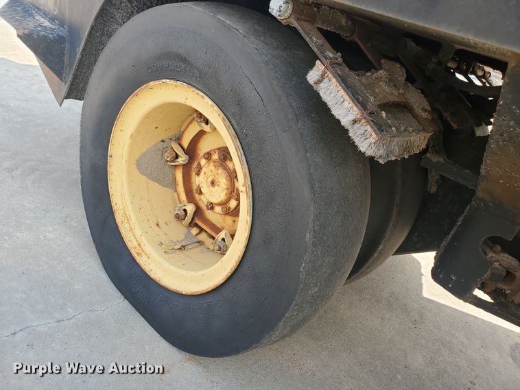 image for item IX9872 Hyster C530A  pneumatic roller