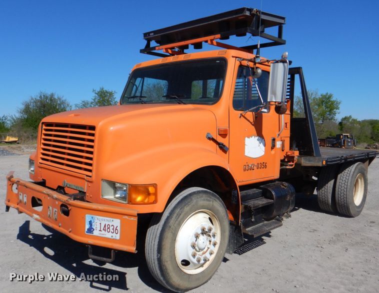 image for item IY9460 1993 International 4900  flatbed truck