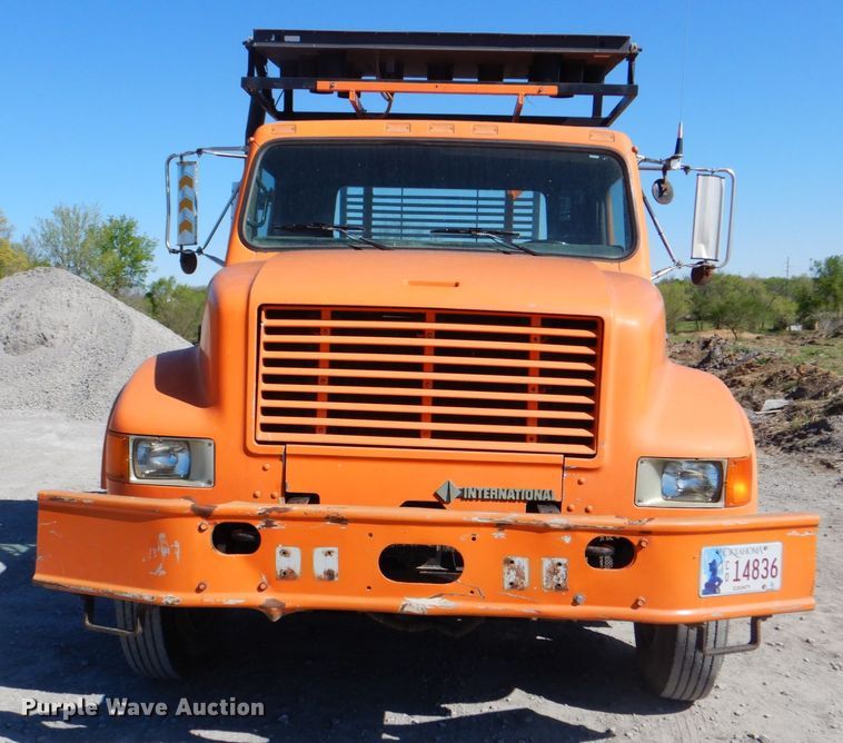 image for item IY9460 1993 International 4900  flatbed truck