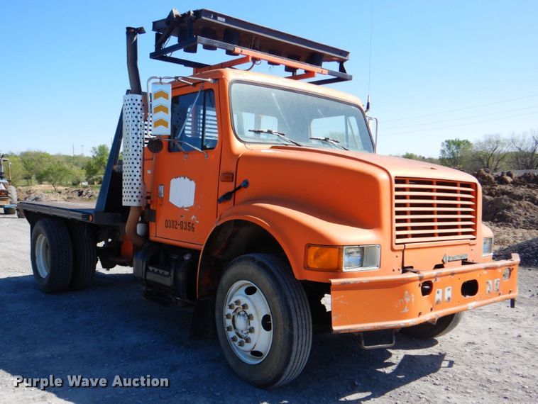 image for item IY9460 1993 International 4900  flatbed truck