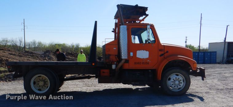 image for item IY9460 1993 International 4900  flatbed truck