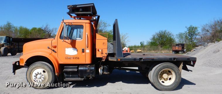 image for item IY9460 1993 International 4900  flatbed truck
