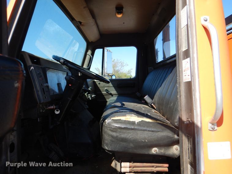 image for item IY9460 1993 International 4900  flatbed truck