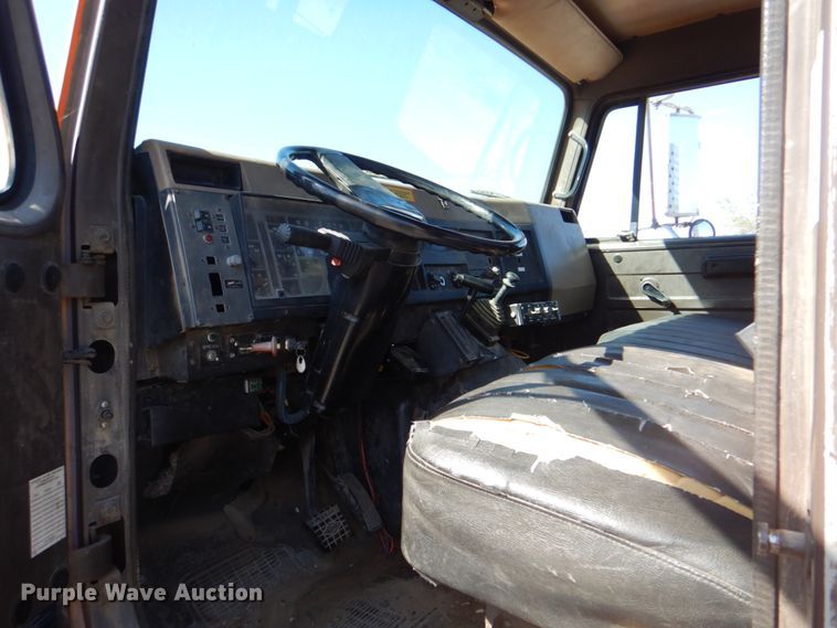 image for item IY9460 1993 International 4900  flatbed truck