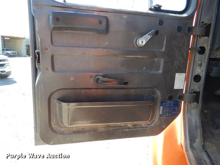 image for item IY9460 1993 International 4900  flatbed truck