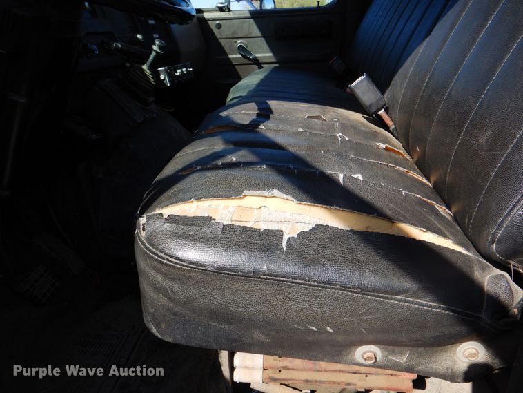 image for item IY9460 1993 International 4900  flatbed truck