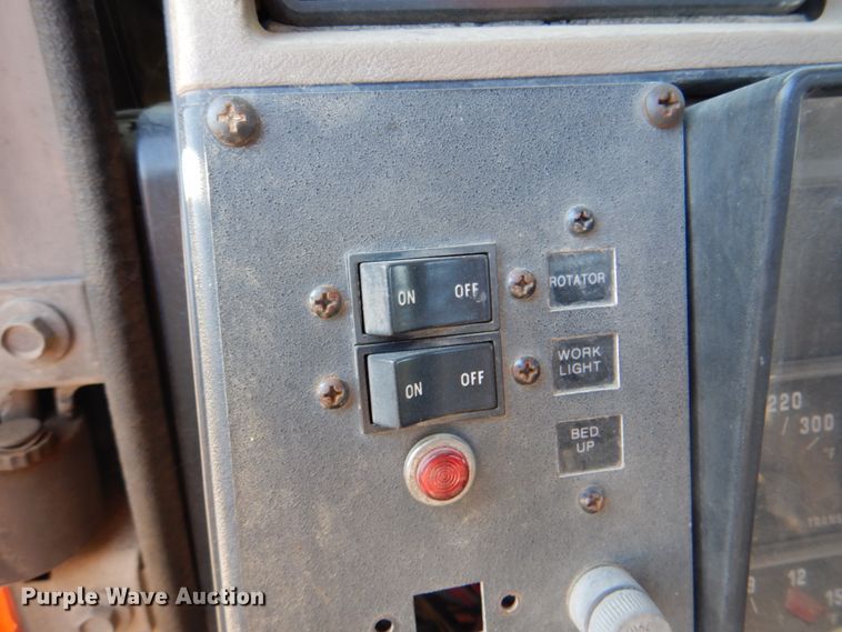 image for item IY9460 1993 International 4900  flatbed truck