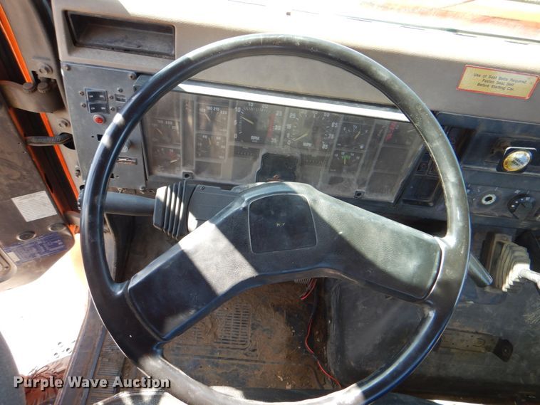 image for item IY9460 1993 International 4900  flatbed truck