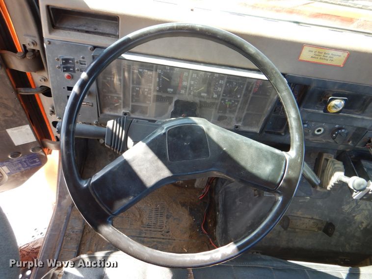 image for item IY9460 1993 International 4900  flatbed truck