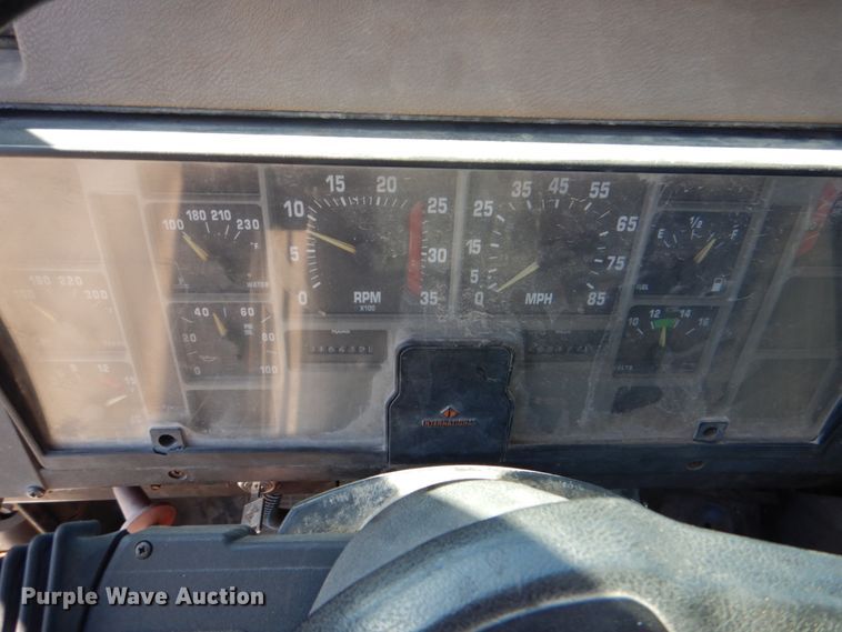 image for item IY9460 1993 International 4900  flatbed truck