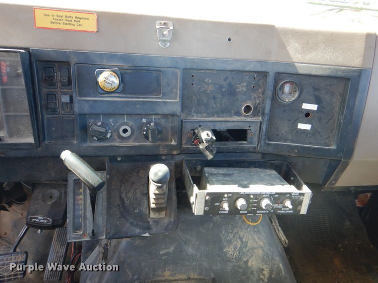 image for item IY9460 1993 International 4900  flatbed truck