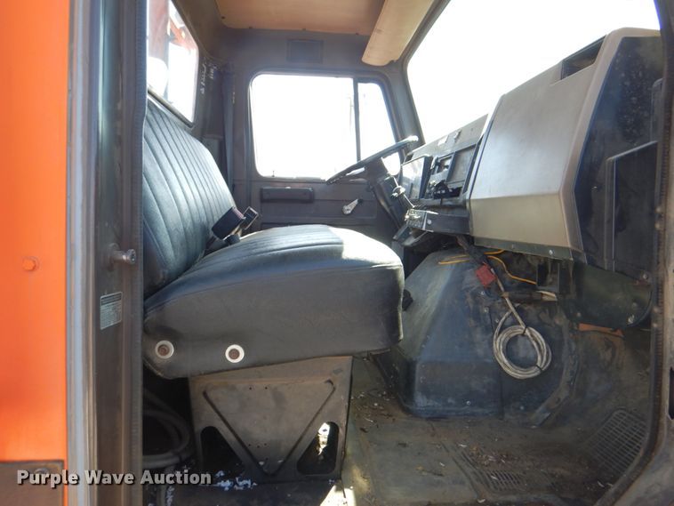 image for item IY9460 1993 International 4900  flatbed truck