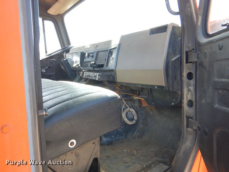 image for item IY9460 1993 International 4900  flatbed truck