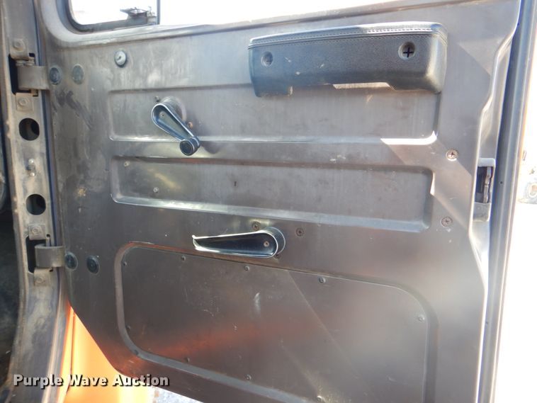 image for item IY9460 1993 International 4900  flatbed truck