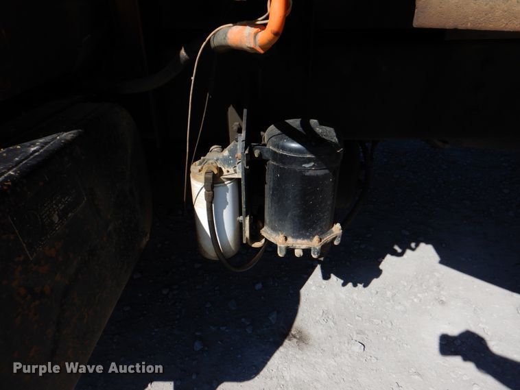 image for item IY9460 1993 International 4900  flatbed truck