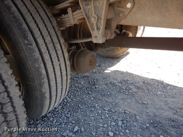 image for item IY9460 1993 International 4900  flatbed truck