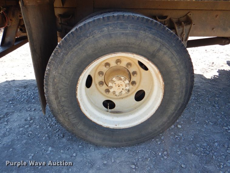 image for item IY9460 1993 International 4900  flatbed truck