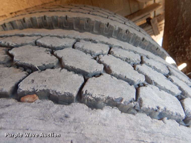 image for item IY9460 1993 International 4900  flatbed truck