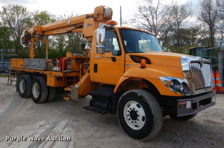 image for item IY9651 2010 International WorkStar 7400  digger derrick truck