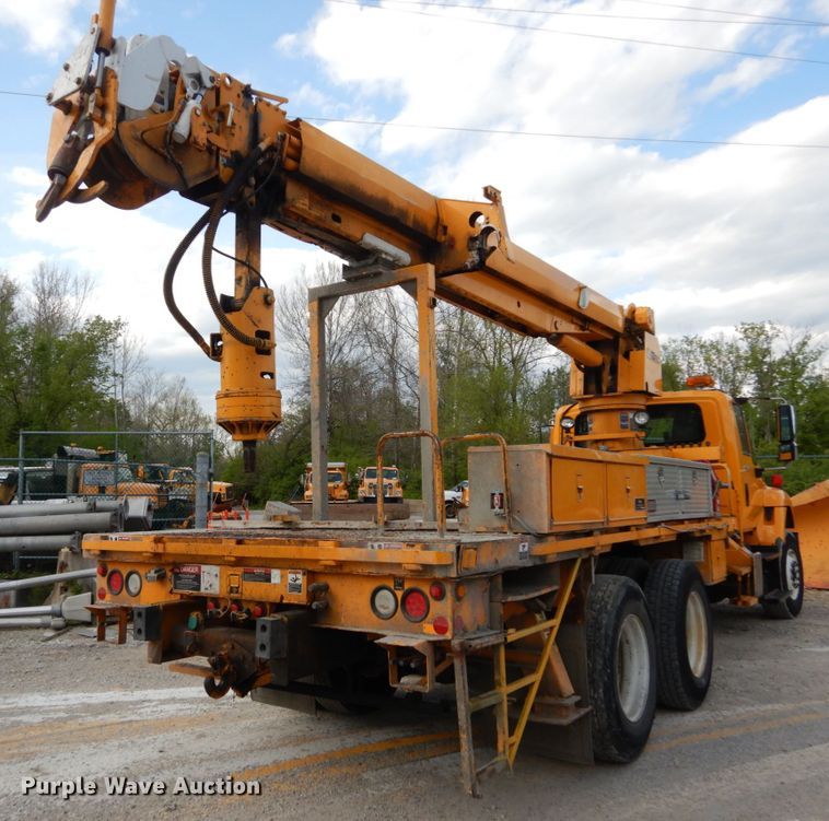 image for item IY9651 2010 International WorkStar 7400  digger derrick truck