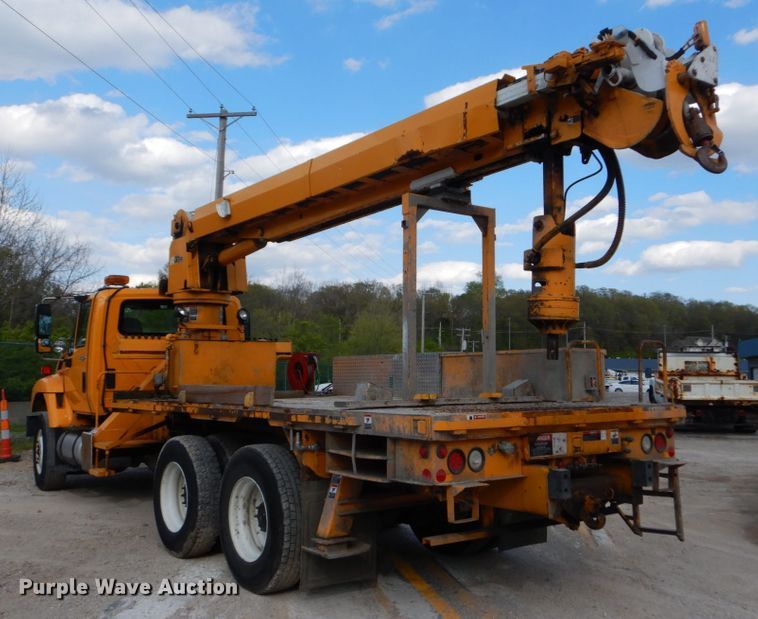 image for item IY9651 2010 International WorkStar 7400  digger derrick truck