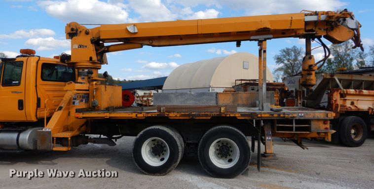 image for item IY9651 2010 International WorkStar 7400  digger derrick truck