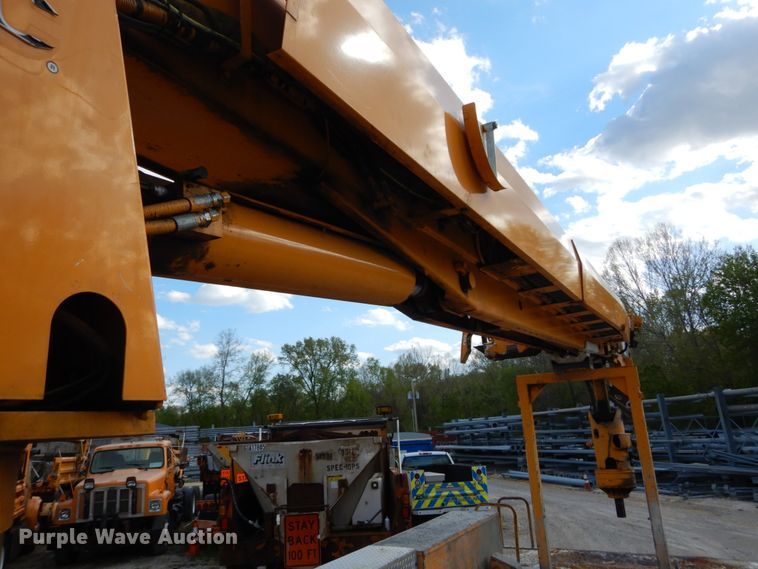 image for item IY9651 2010 International WorkStar 7400  digger derrick truck