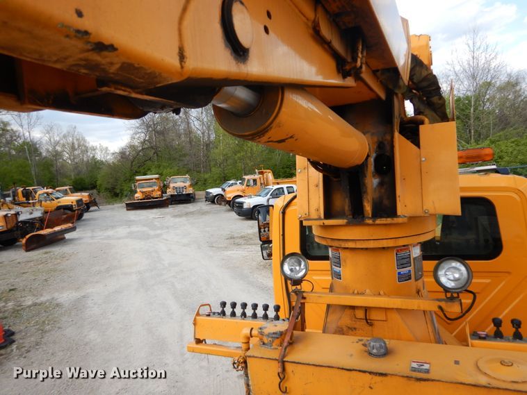 image for item IY9651 2010 International WorkStar 7400  digger derrick truck