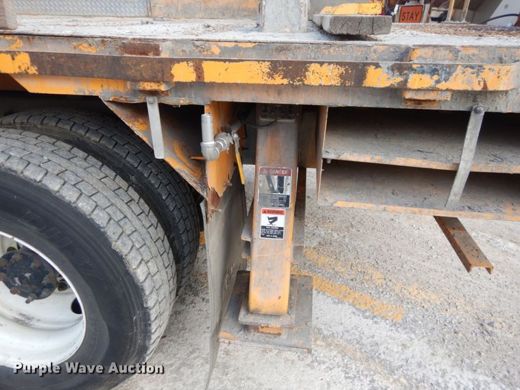 image for item IY9651 2010 International WorkStar 7400  digger derrick truck