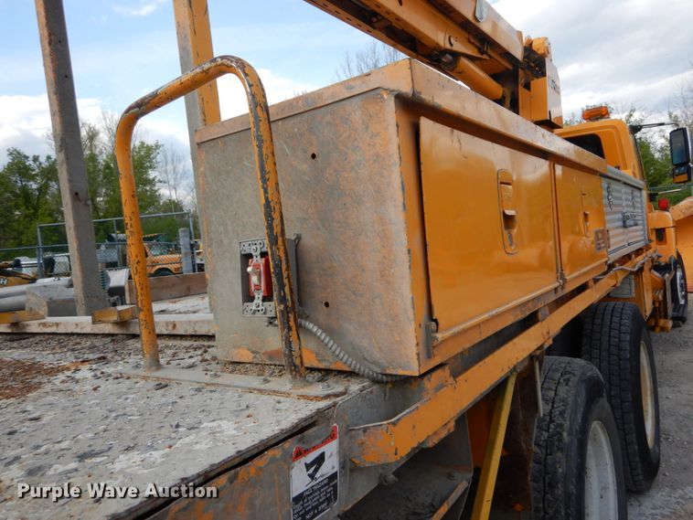 image for item IY9651 2010 International WorkStar 7400  digger derrick truck