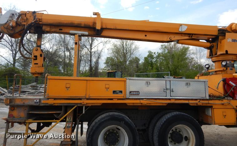 image for item IY9651 2010 International WorkStar 7400  digger derrick truck