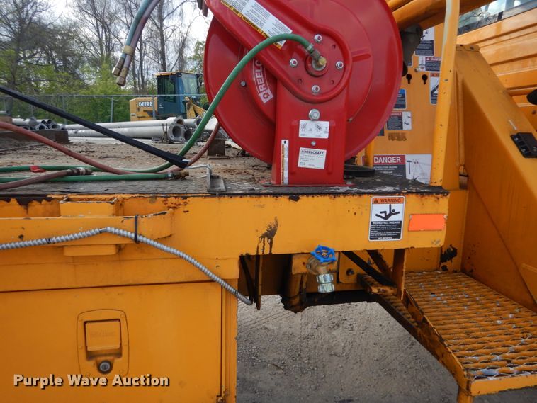 image for item IY9651 2010 International WorkStar 7400  digger derrick truck