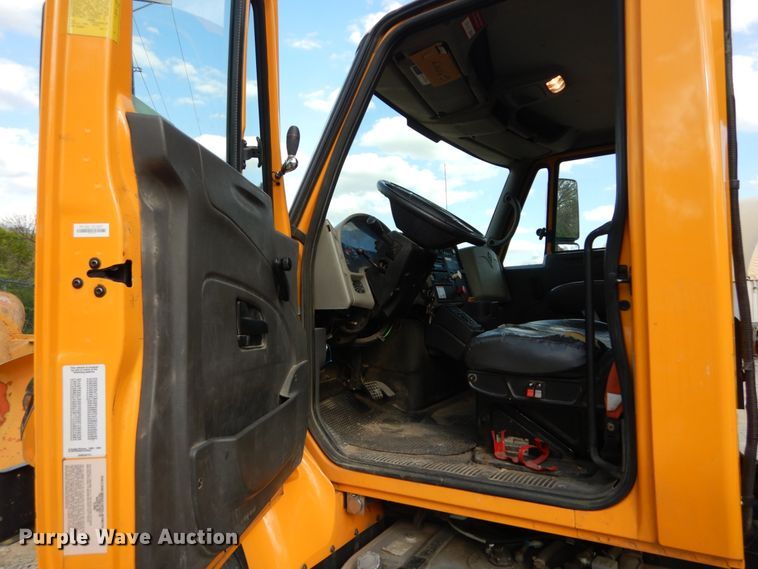 image for item IY9651 2010 International WorkStar 7400  digger derrick truck