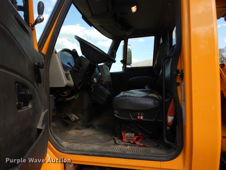 image for item IY9651 2010 International WorkStar 7400  digger derrick truck