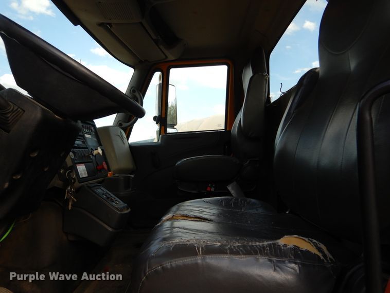 image for item IY9651 2010 International WorkStar 7400  digger derrick truck