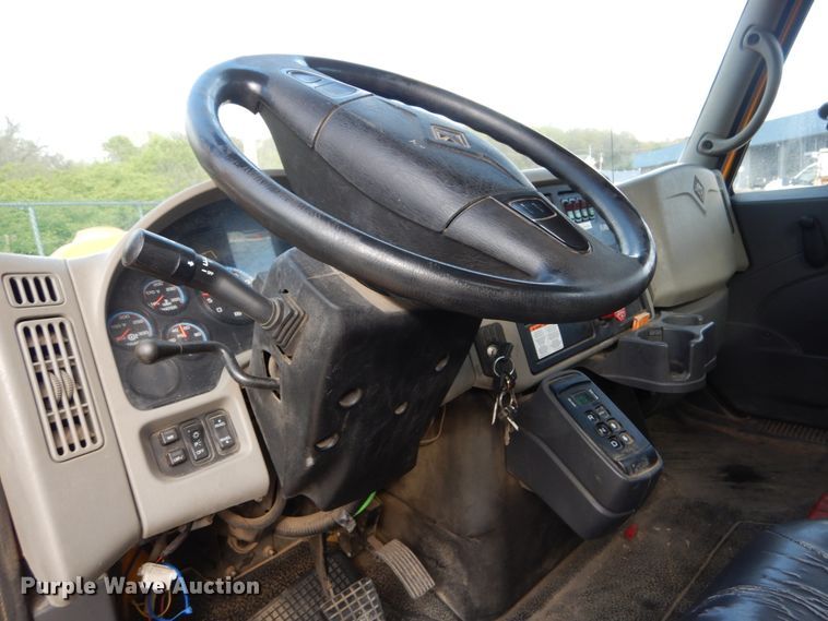 image for item IY9651 2010 International WorkStar 7400  digger derrick truck