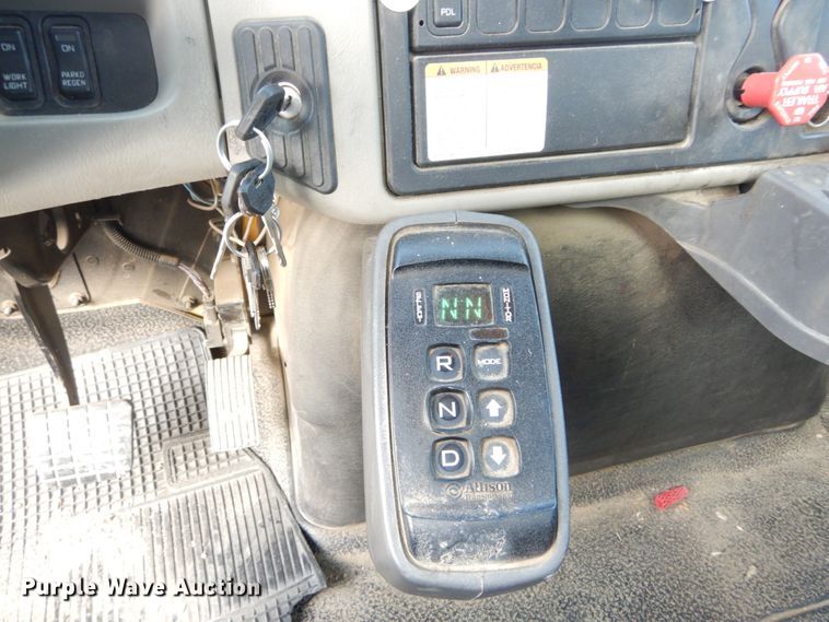 image for item IY9651 2010 International WorkStar 7400  digger derrick truck