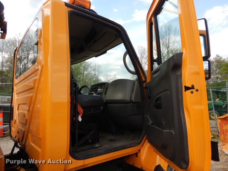 image for item IY9651 2010 International WorkStar 7400  digger derrick truck