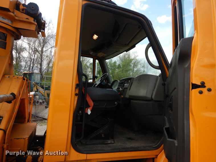 image for item IY9651 2010 International WorkStar 7400  digger derrick truck