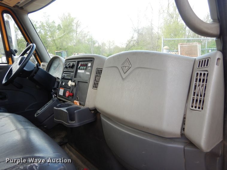 image for item IY9651 2010 International WorkStar 7400  digger derrick truck