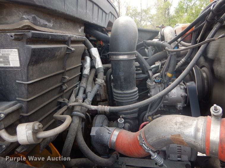 image for item IY9651 2010 International WorkStar 7400  digger derrick truck