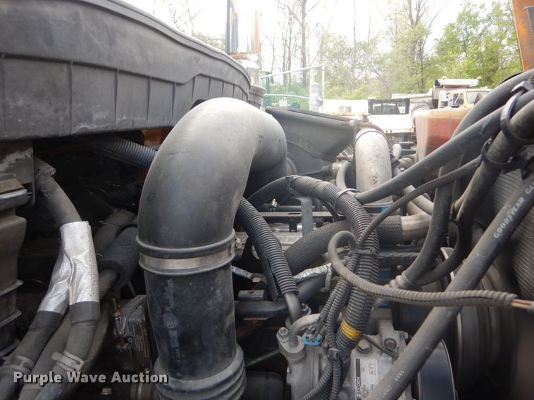 image for item IY9651 2010 International WorkStar 7400  digger derrick truck