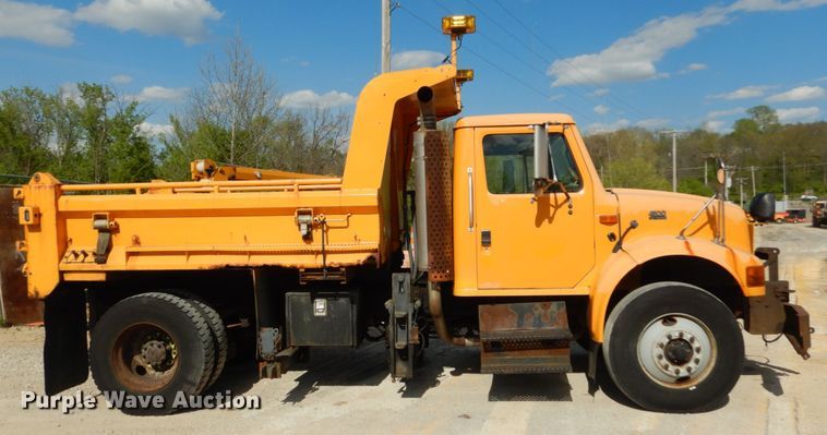 image for item IY9655 2002 International 4900  dump truck