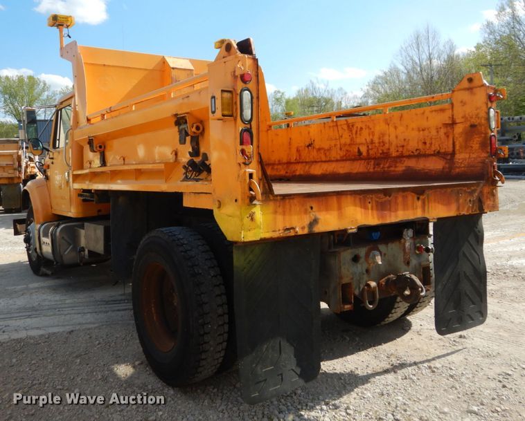 image for item IY9655 2002 International 4900  dump truck