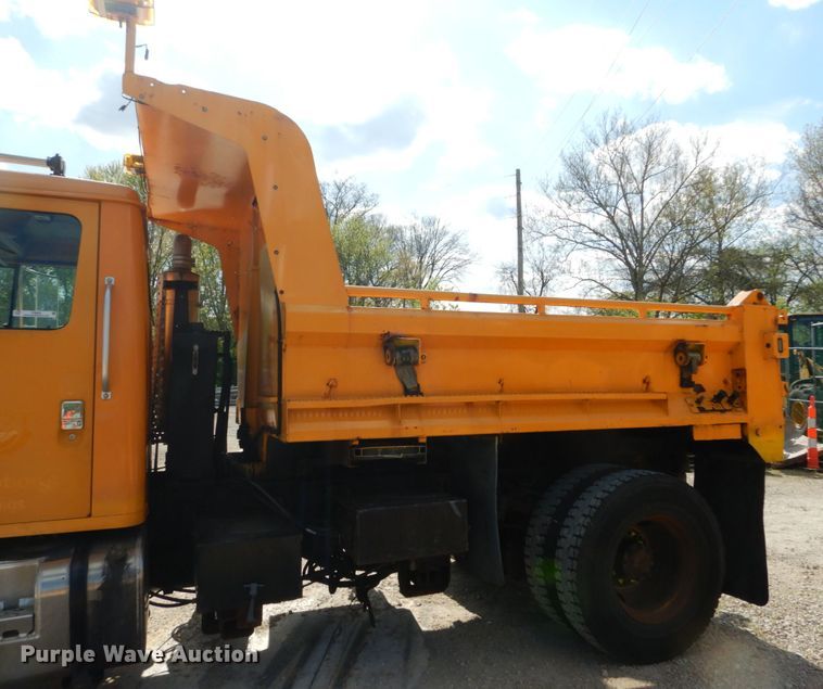image for item IY9655 2002 International 4900  dump truck