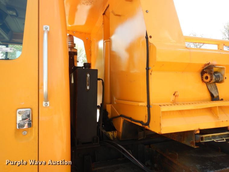 image for item IY9655 2002 International 4900  dump truck