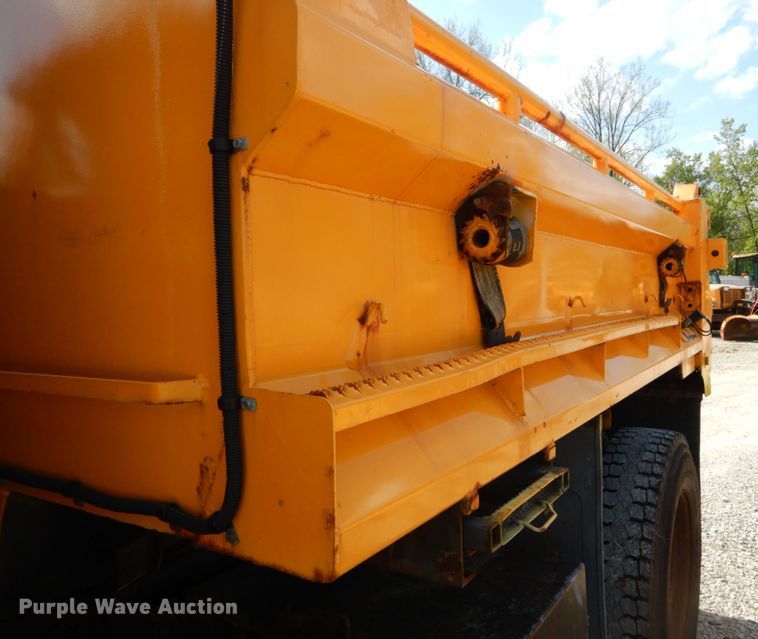 image for item IY9655 2002 International 4900  dump truck